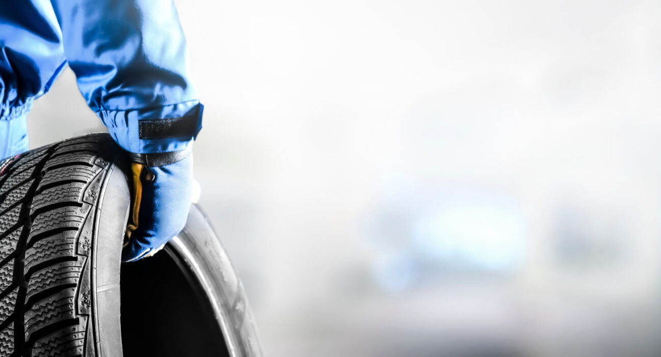 Rehvitehnik Tallinnas rehvivahetust tegemas